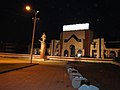 У памятника Маршалу Покрышкину вечером, на заднем плане — бывший ДК «Сибсельмаш», он же позднее «Omega Plaza». 2010