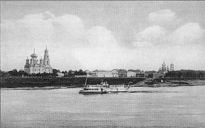 Вид на город с левого берега Волги. С левой стороны видна церковь Преображения, справа — Воскресенский собор