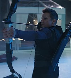Jeremy Renner jako Clint Barton v šesté epizodě Hawkeye (2021)