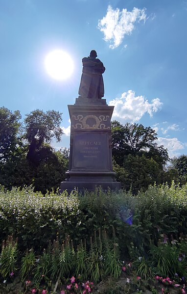 Файл:Vikenty Veresaev monument in Tula.JPG