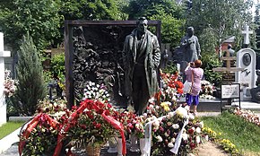 Памятник на могиле Тихонова на Новодевичьем кладбище. 10 июня 2013 года
