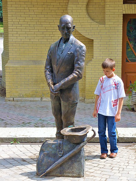 Файл:Памятник Кисе Воробьянинову в Цветнике Пятигорска.jpg