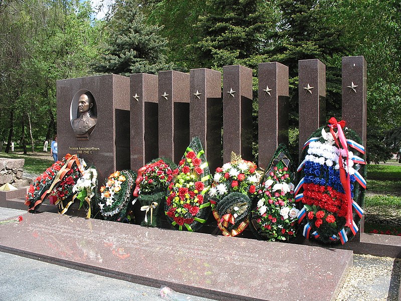 Файл:Памятник А. И. Лизюкову и семи неизвестным воинам.jpg