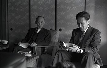 Нагамити Курода (слева) со своим сыном-орнитологом, 27 февраля 1959