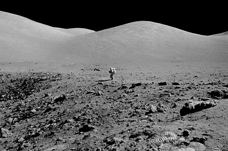 Сернан снимает панораму на краю кратера Ван Зерг