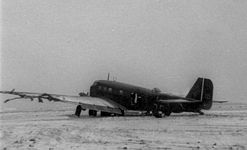Повреждённый советскими танкистами немецкий самолёт на лётном поле под Калинином.