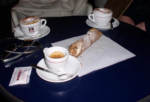 File:Cannolo.jpg