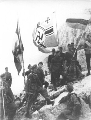 Okupatorske zastave na Durmitoru.jpg