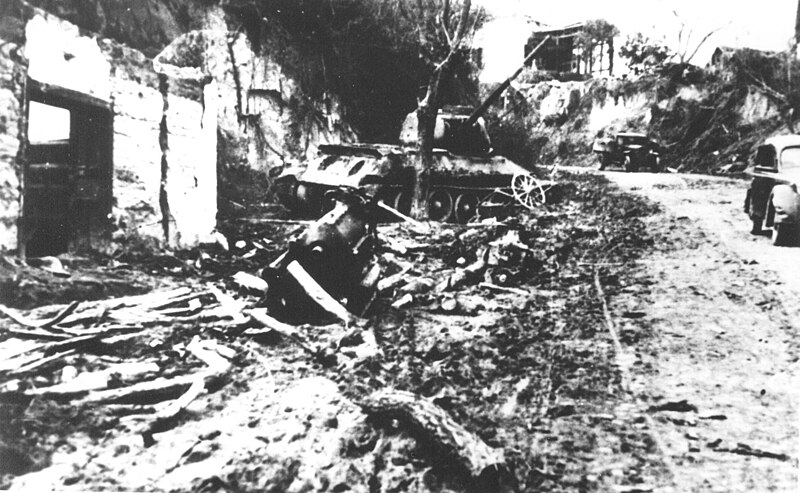 Datoteka:Porušene zgrade u Batini 1944.jpg
