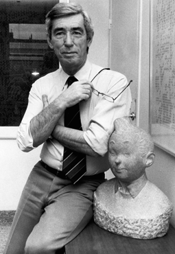 ගොනුව:Herge with bust of Tintin.png