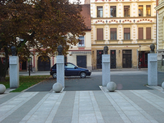 Slika:Kipi pred Univerzo v Mariboru.jpg