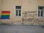 grafit na fasadi pred Gimnazijo Koper v odgovor na predreferendumski čas, prevod: "Volim lahko, ker sem človek, in ne ker sem moški. Šolam se lahko, ker sem človek, in ne ker sem bele polti. Nekega dne se hočem poročiti, ker sem človek, ne pa ker sem straight."
