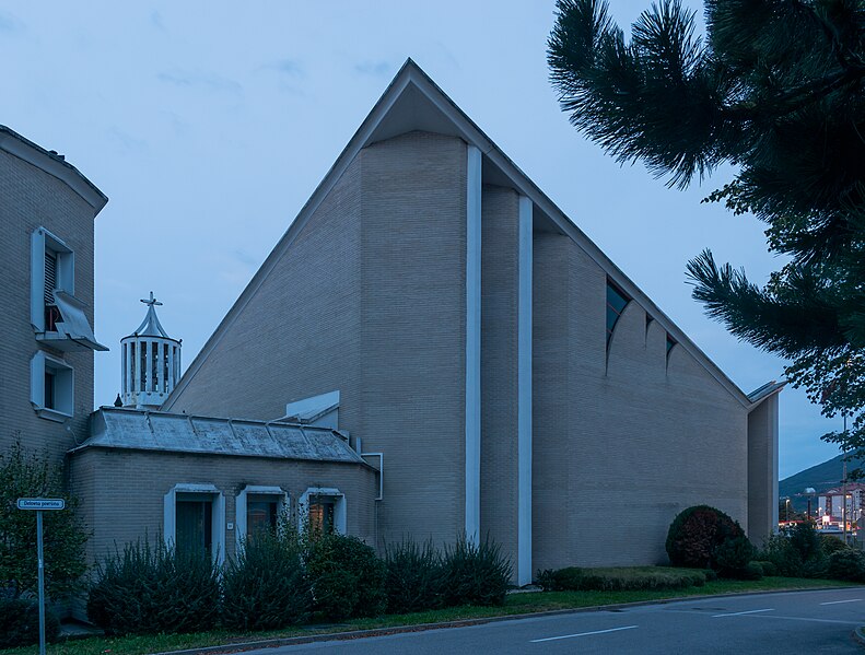 Slika:Salvator church in Nova Gorica 01 (Tournasol7).jpg