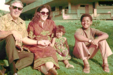 Датотека:Ann Dunham with father and children.jpg