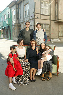 Porodica Akarsu, ispred nekadašnje porodične kuće, u trećoj sezoni serije (Mete, Osman, Zehra, Berin, Džemile, Hasefe, Deniz).