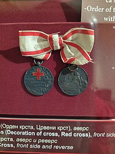 Медаља за услуге Црвеног крста из 1912. године; фотографија примерка из Народног музеја у Ваљеву, 22. јануар 2022. године;