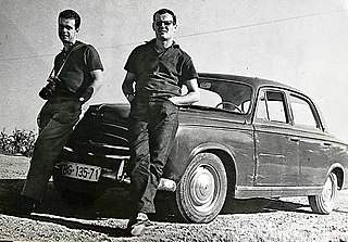 Редакцијски „Пежо 403“ возио је репортере „Младости“ широм Југославије. На слици из 1963 репортери Предраг Бата Живанчевић и Андрија Чолак на задатку