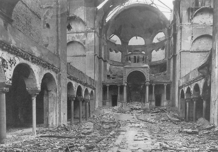 Faili:1938 Interior of Berlin synagogue after Kristallnacht.jpg