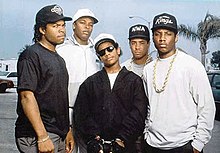 Kutoka kushoto ni: Ice Cube, Dr. Dre, Eazy-E, DJ Yella, na MC Ren.