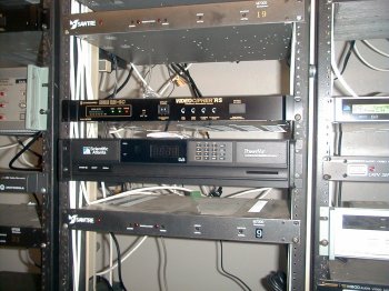 படிமம்:Headend-rack.jpg