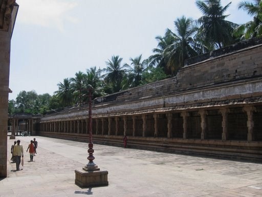 படிமம்:Thiruvanaikaval temple inner outer wall gap .jpg