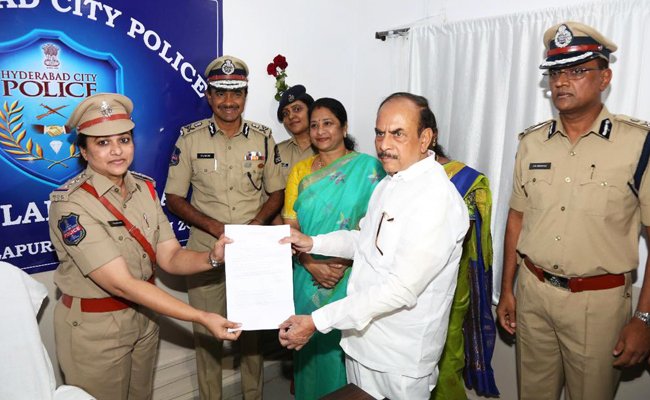 దస్త్రం:Hyderabad-First-Woman-SHO.jpg1.jpg