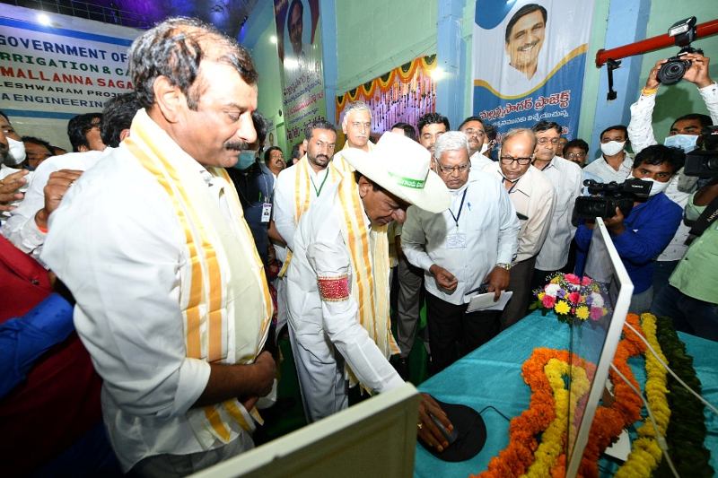 దస్త్రం:CM KCR Swtching the PumpHouse of Mallannasagar Reservoir.jpg