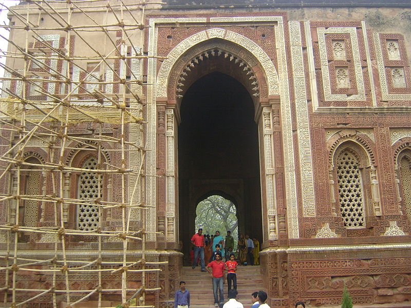 దస్త్రం:A structure near qutubminar.JPG