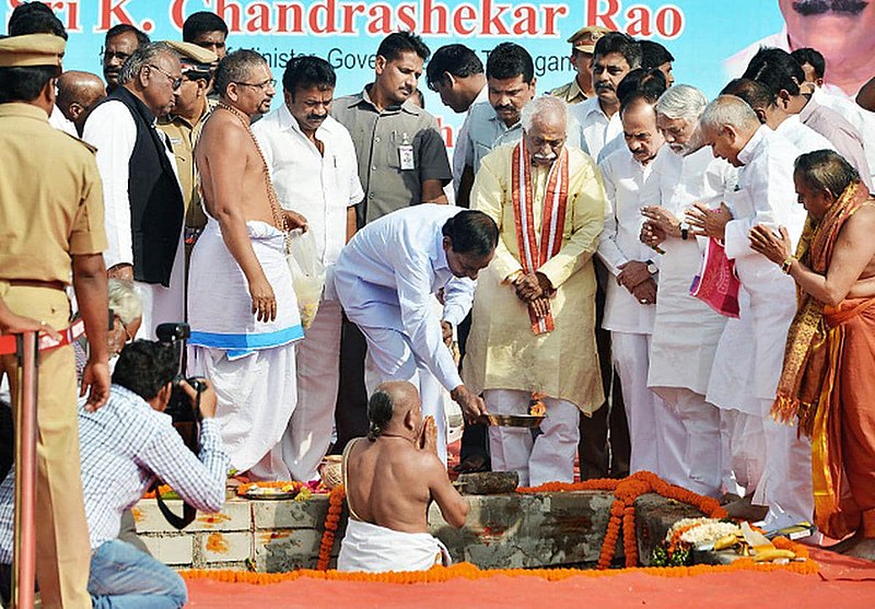 దస్త్రం:CM KCR lay the foundation stone for Police Command Control Centre-min.jpg