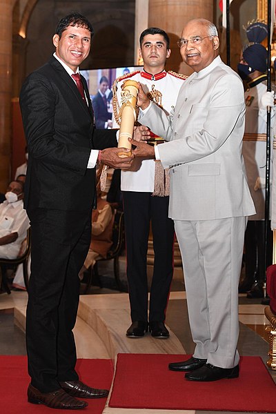 దస్త్రం:President Kovind presents Padma Bhushan to Shri Devendra Jhajharia.jpg