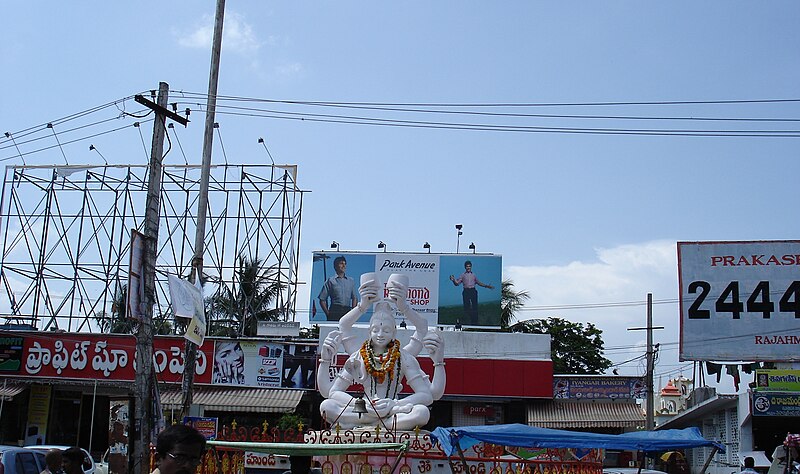 దస్త్రం:Mruthyunjayudu statue Fort gate.jpg