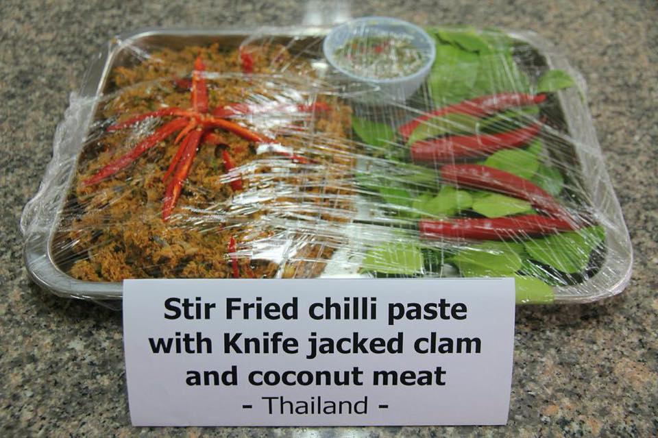 ผัดพริกแกงหอยเสียบกับเนื้อมะพร้าวขูด อาหารท้องถิ่นจากประเทศไทย.jpg