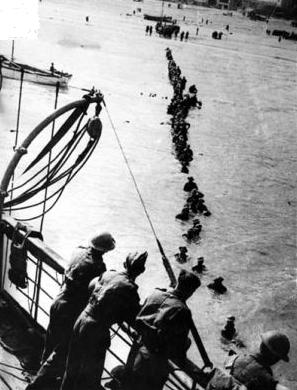 ทหารอังกฤษกำลังอพยพจากหาดของเดิงแกร์ก ทหารจำนวนมากยืนหลายชั่วโมงในน้ำที่สูงถึงไหล่เพื่อรอขึ้นเรือ