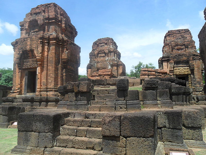 ไฟล์:Muang Tum Five towers.jpg