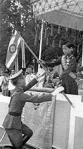 พระบาทสมเด็จพระปรเมนทรมหาอานันทมหิดล พระอัฐมรามาธิบดินทร พระราชทานธงประจำกองยุวชนนายทหารและธงยุวชนทหาร เมื่อ พ.ศ. 2482