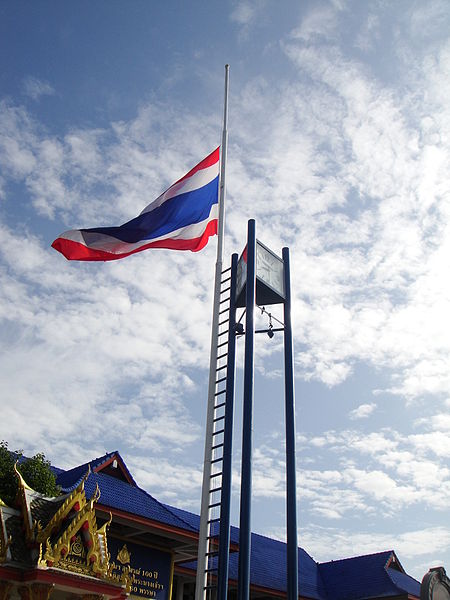 ไฟล์:Thaiflag_and_clockhall_at_brr.jpg