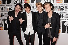 5 Seconds of Summer sa kanilang pagdalo sa Gantimpalang BRIT ng 2014 (BRIT Awards 2014) sa The O2 Arena sa Londres, Inglatera. Mula sa kaliwa: Michael Clifford, Calum Hood, Luke Hemmings at Ashton Irwin.