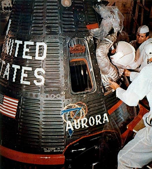 Dosya:Astronot SCOTT carpenter aurora uzay aracının içine girerken.jpeg