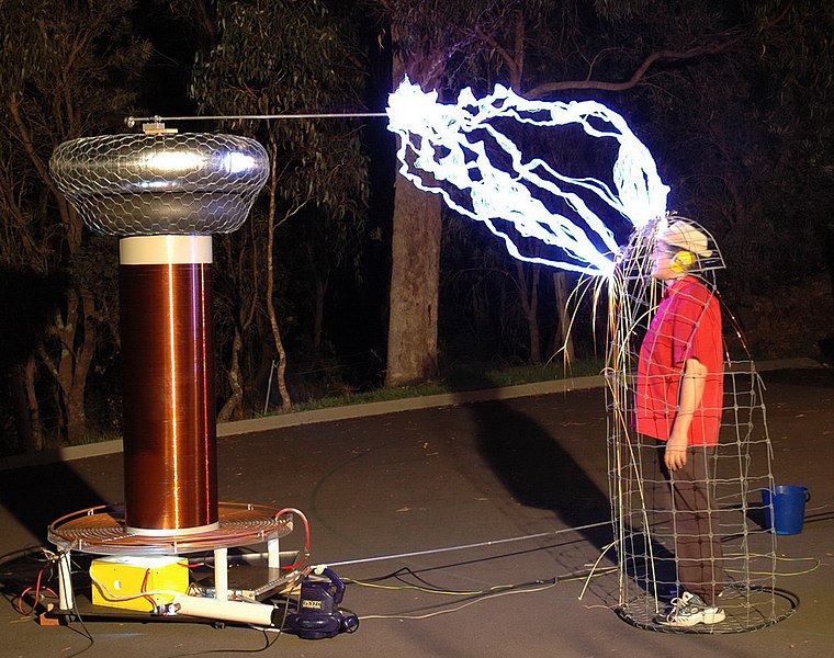 Dosya:Tesla bobininden çıkan elektrostatik boşalmaya karşı faraday kafesi.jpg