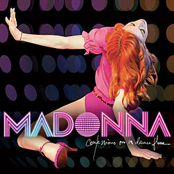 Sırtı dönük bir şekilde duran pembe tek parça streç giysi giymiş kızıl saçlı bir kadın. Bacakları ayrı, gergin şekilde uzanmış ve ayağında pembe topuklu ayakkabısı var. Sol elini sağına doğru uzatmış, sağ elinden destek alıyor, başını ise geriye doğru eğmiş. Zeminde bir disko topu gibi dizilmiş küçük daireler var. Fotoğrafın üstünde pembe renkle "Madonna" yazılı, hemen sağ altında ise el yazısıyla beyaz renkle "Confessions on a Dance Floor" yazılmış.