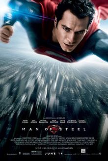 Geleneksel kırmızı ve mavi renkli kostümünü giymiş olan Süpermen, Metropolis şehrinin üzerinde uçuyor. Filmin çıkış tarihi ve filmle ilgili diğer bilgiler ise, film afişinin hem altında yer alıyor.