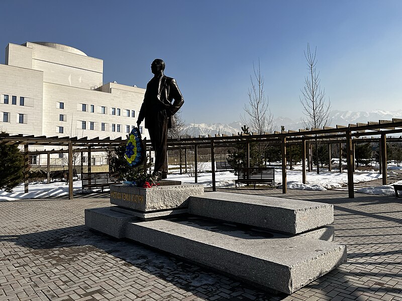 Dosya:Almatı Atatürk Anıtı.jpg