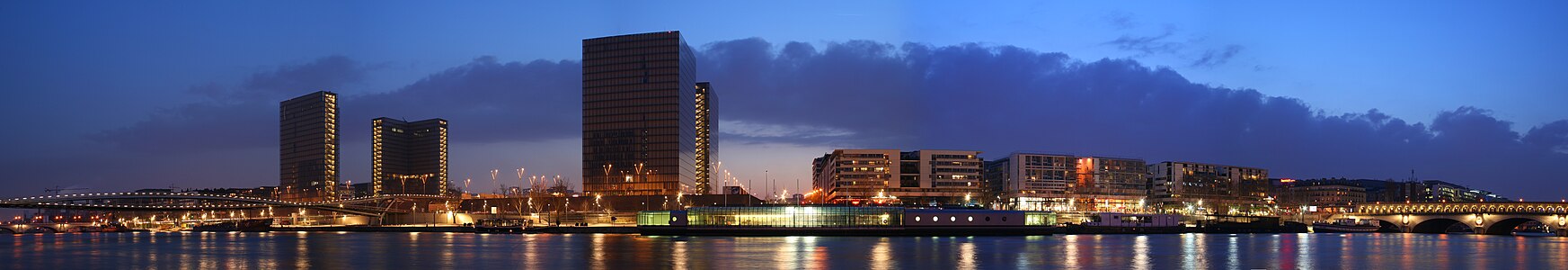 Sen Nehri'nin sol kıyısı (güney kıyısı) nın panoramik görünümü. Soldan sağa: Passerelle Simone-de-Beauvoir, Bibliothèque nationale de France'nın Tolbiac sitesi, MK2 Bibliothèque sinema salonu, Pont de Bercy görülmektedir (13. arrondissement, Paris, 2007) (Üreten:  Benh)