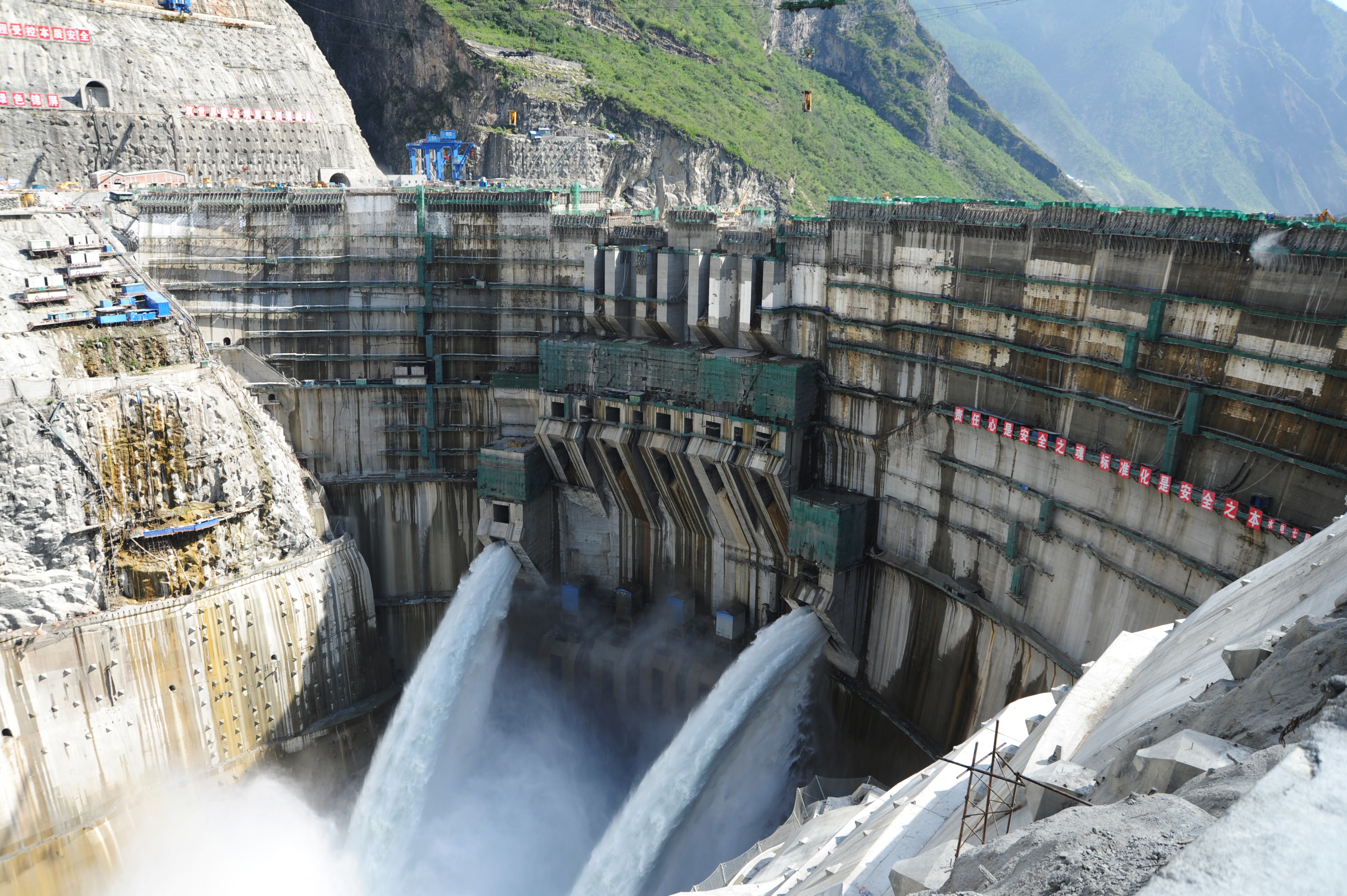Самая высокая дамба. ГЭС Цзиньпин-1. Самая высокая ГЭС В мире ГЭС Цзиньпин-i. Цзиньпин 1 плотина. Плотина ГЭС Цзиньпин-1 в Китае.