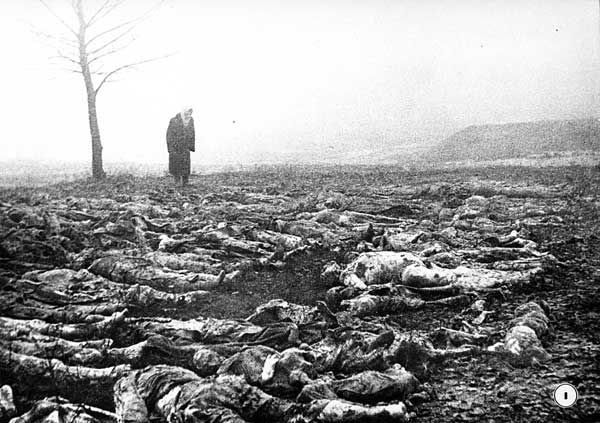 Трупи, вириті на території Сирецького концтабору. 1943 рік
