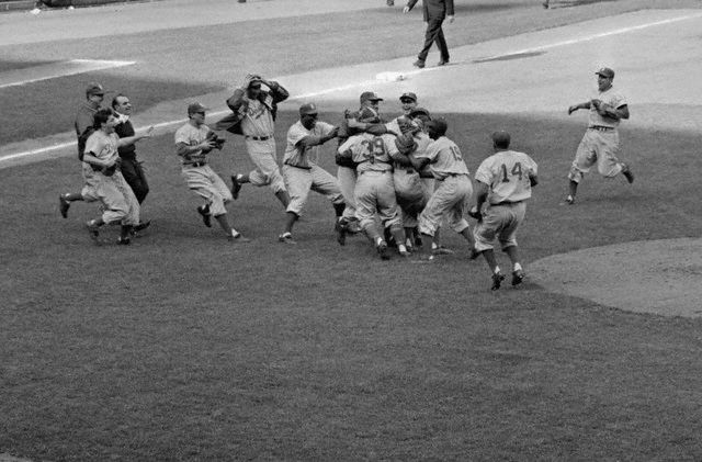 Файл:Доджерс святкують перемогу в Світовій серії 1955.jpg