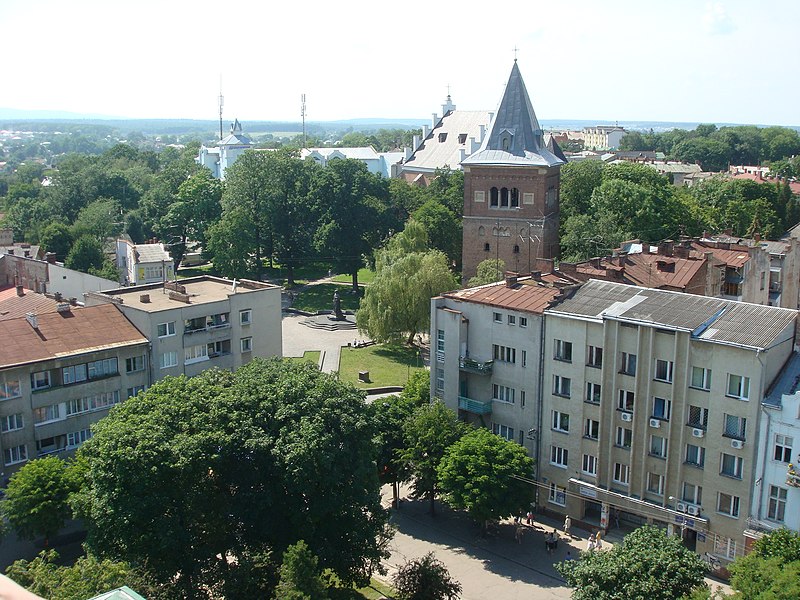 Файл:Вид на дзвіницю костелу св. Варфоломія з Дрогобицької ратуші.jpg