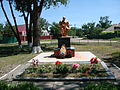 Братська могила воїнів Радянської Армії та партизан, які загинули в роки Великої Вітчизняної війни, Баришівка (біля школи).JPG