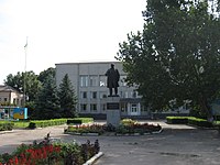 Пам'ятник В. Леніну на тлі будівлі райдержадміністрації