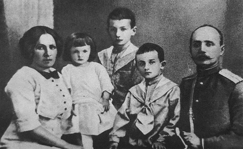 Файл:Родина Бажанів 1913.jpg